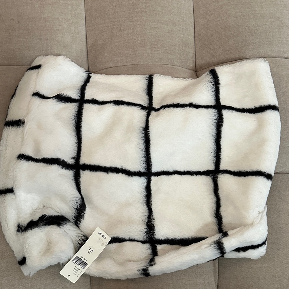 Anthropologie Sleeping on Snow White and Black Faux Fur Circle Scarf